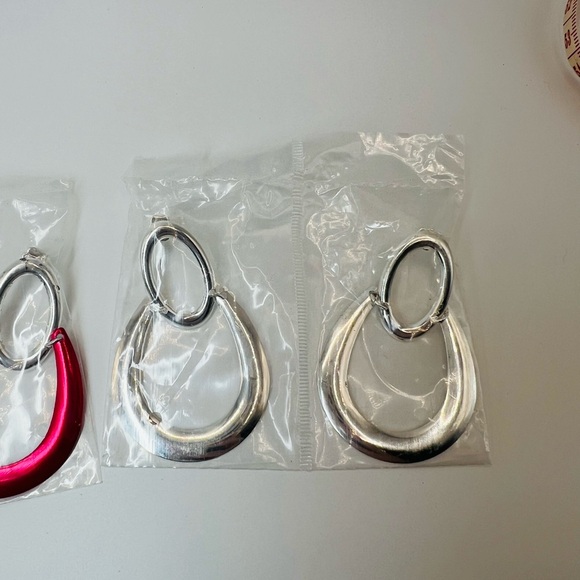 Vintage Avon Teardrop Drop Earrings Red & Silver Tone NOS - set of 2 - Picture 3 of 4